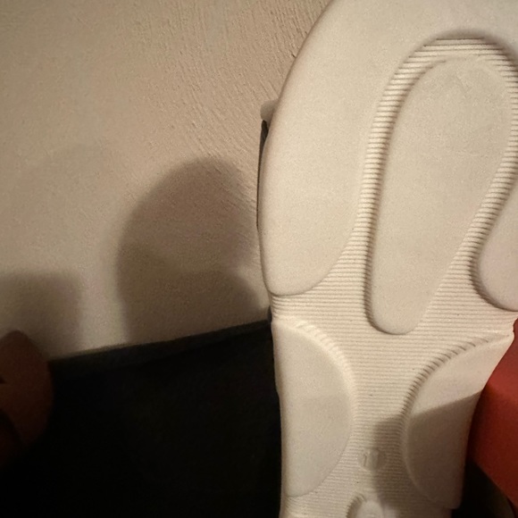 New with box 11 black sandal - Picture 2 of 3